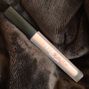 Huda Beauty Liquid Matte Lipstick in Crush